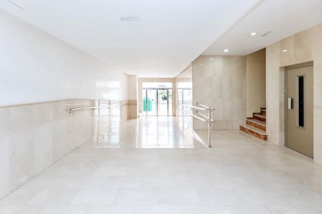 5 slaapkamer Flat te koop in Camino de Ronda - Rosaleda, Granada stad met garage - € 380.000 (Ref: 9434260)