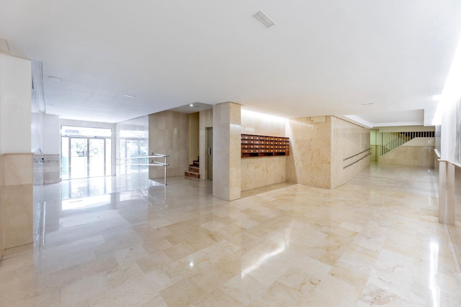 5 bedroom Flat for sale in Granada city with garage - € 380,000 (Ref: 9434260)