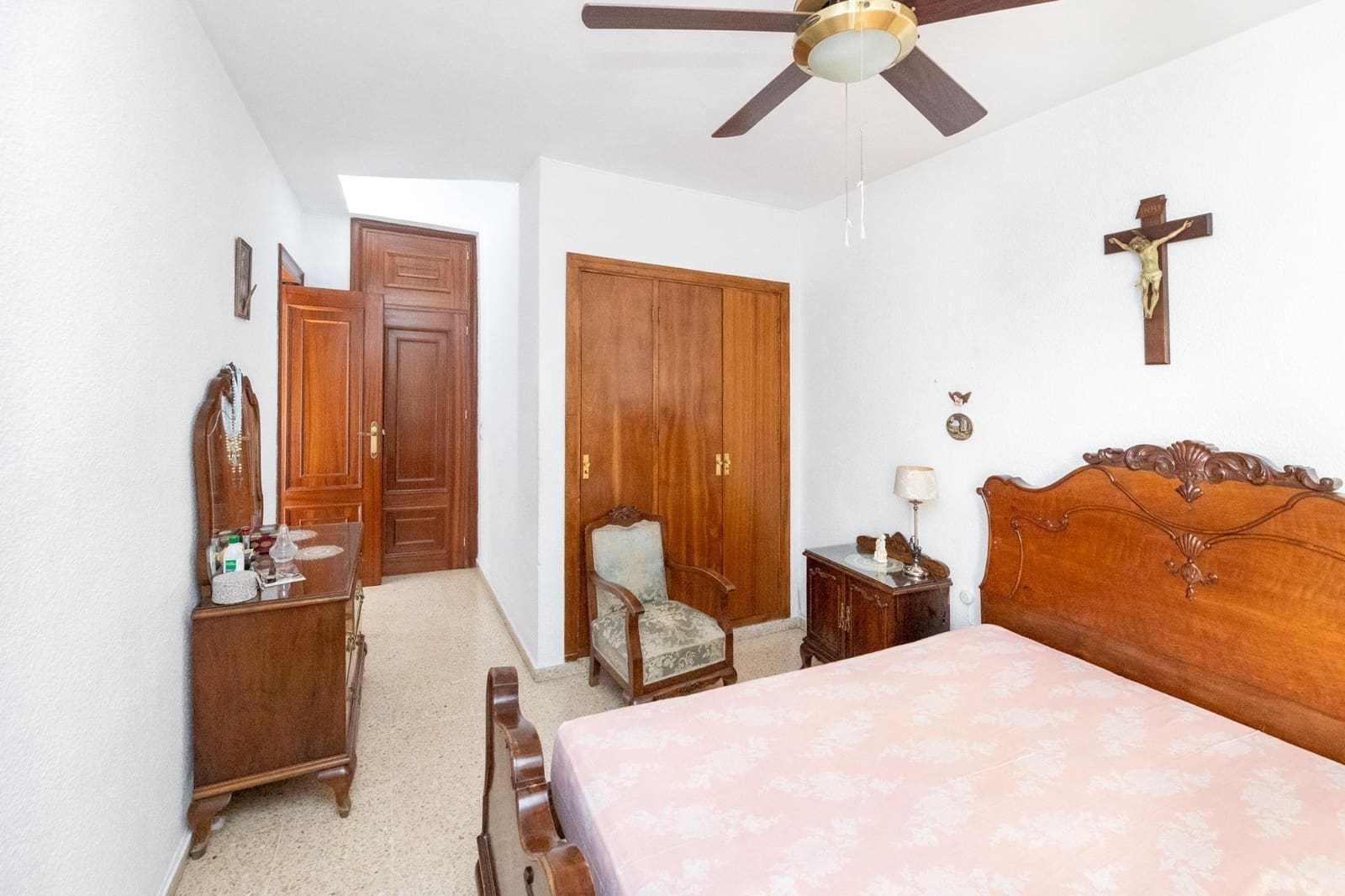 5 bedroom Flat for sale in Granada city with garage - € 380,000 (Ref: 9434260)