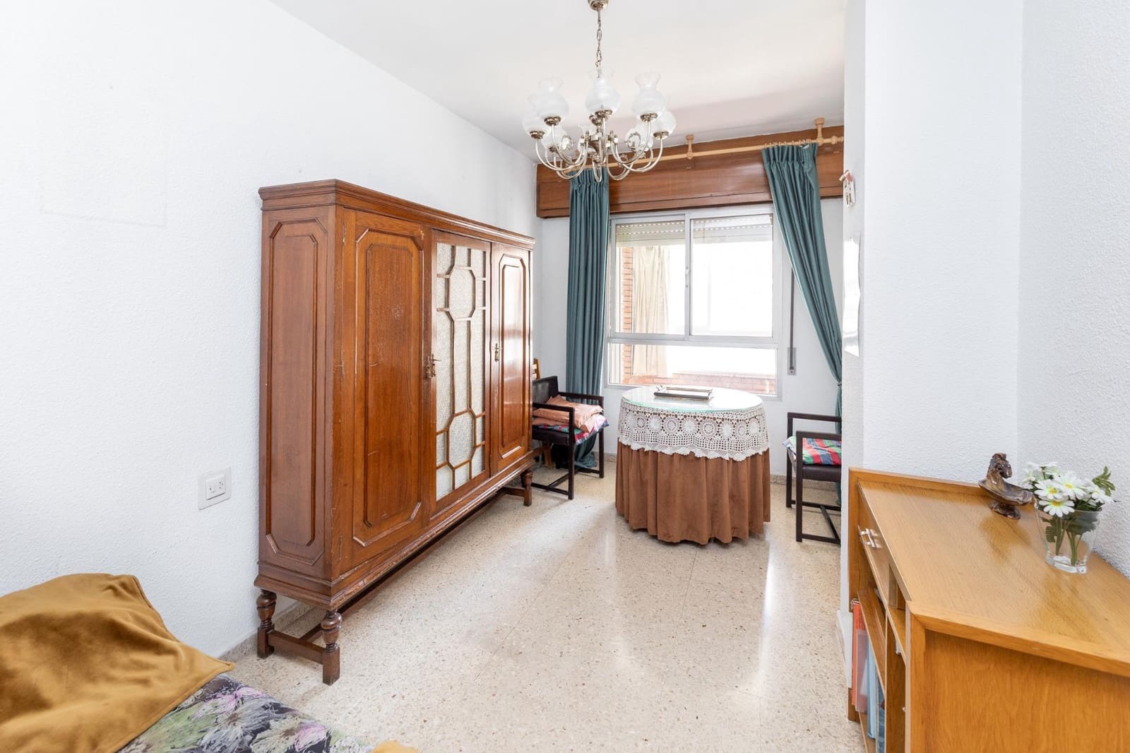 5 bedroom Flat for sale in Granada city with garage - € 380,000 (Ref: 9434260)