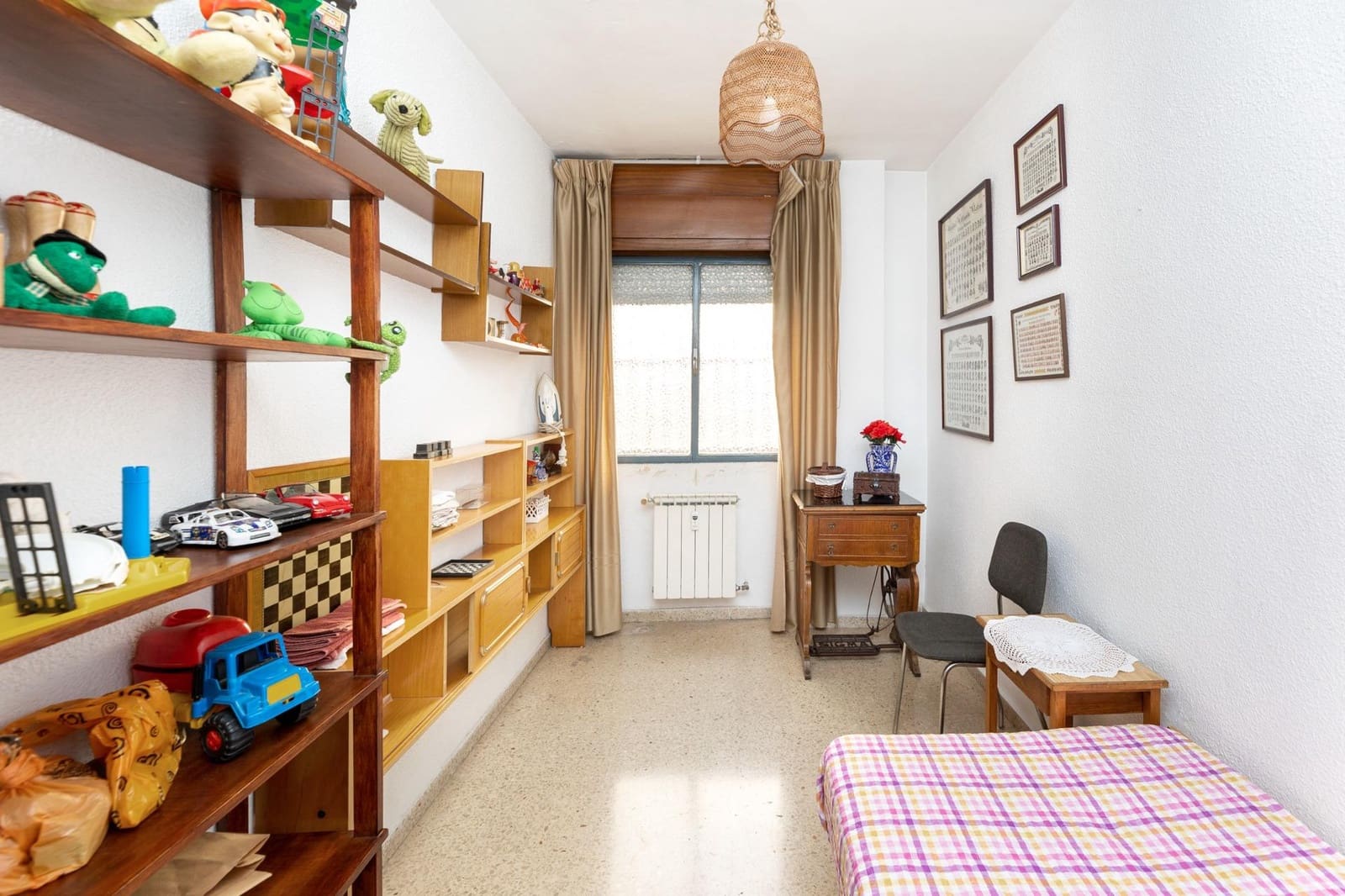 5 bedroom Flat for sale in Granada city with garage - € 380,000 (Ref: 9434260)