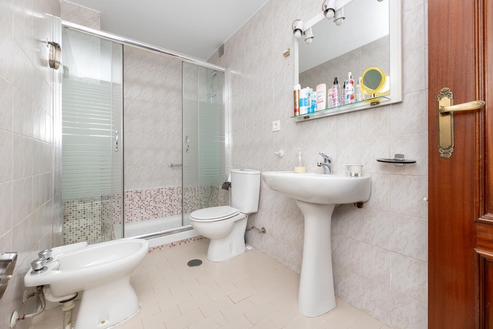 5 bedroom Flat for sale in Granada city with garage - € 380,000 (Ref: 9434260)