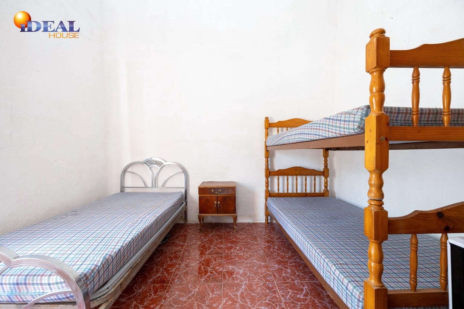 2 bedroom Finca/Country House for sale in Moraleda de Zafayona with garage - € 79,900 (Ref: 9434281)