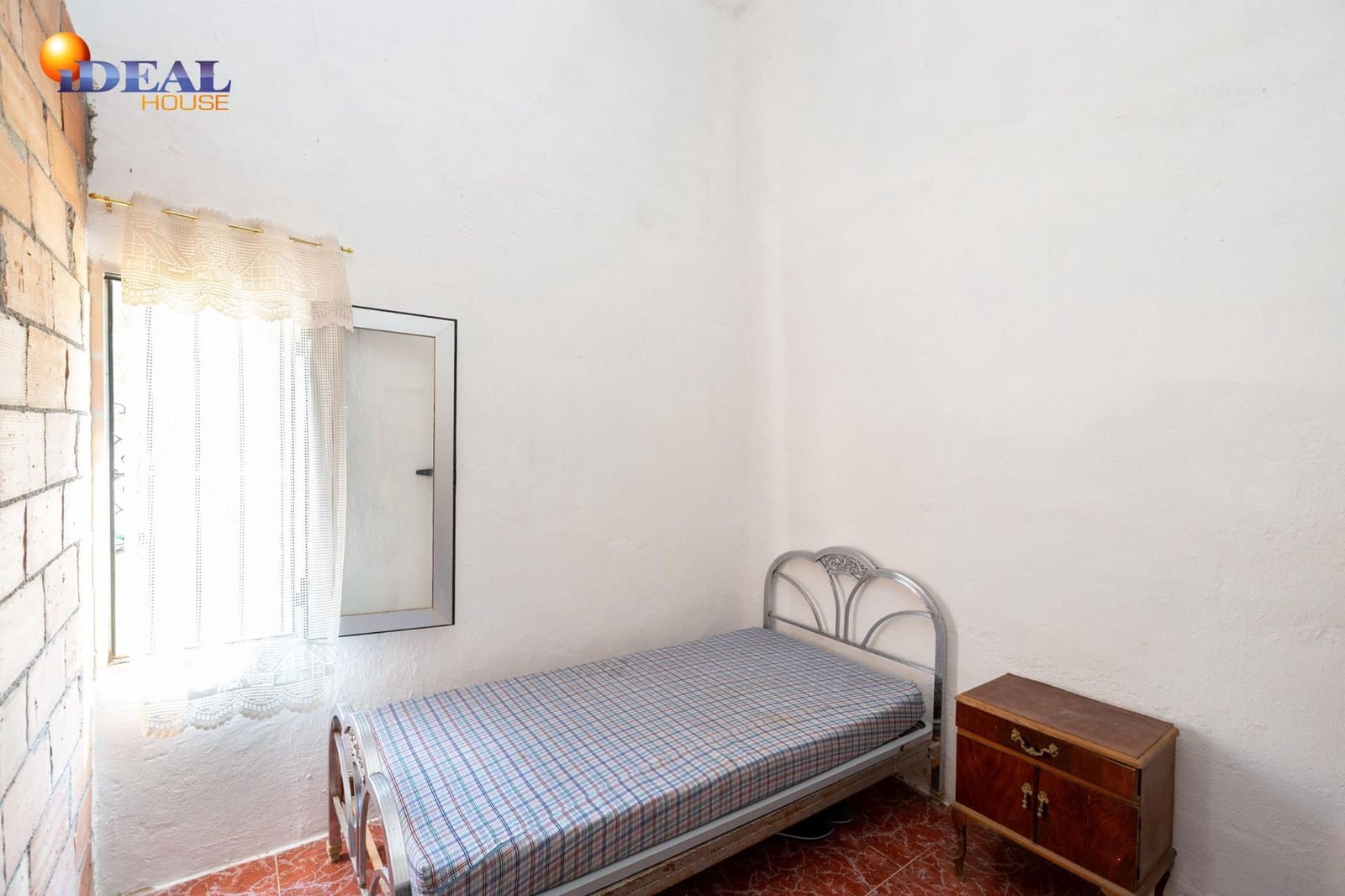 2 bedroom Finca/Country House for sale in Moraleda de Zafayona with garage - € 79,900 (Ref: 9434281)