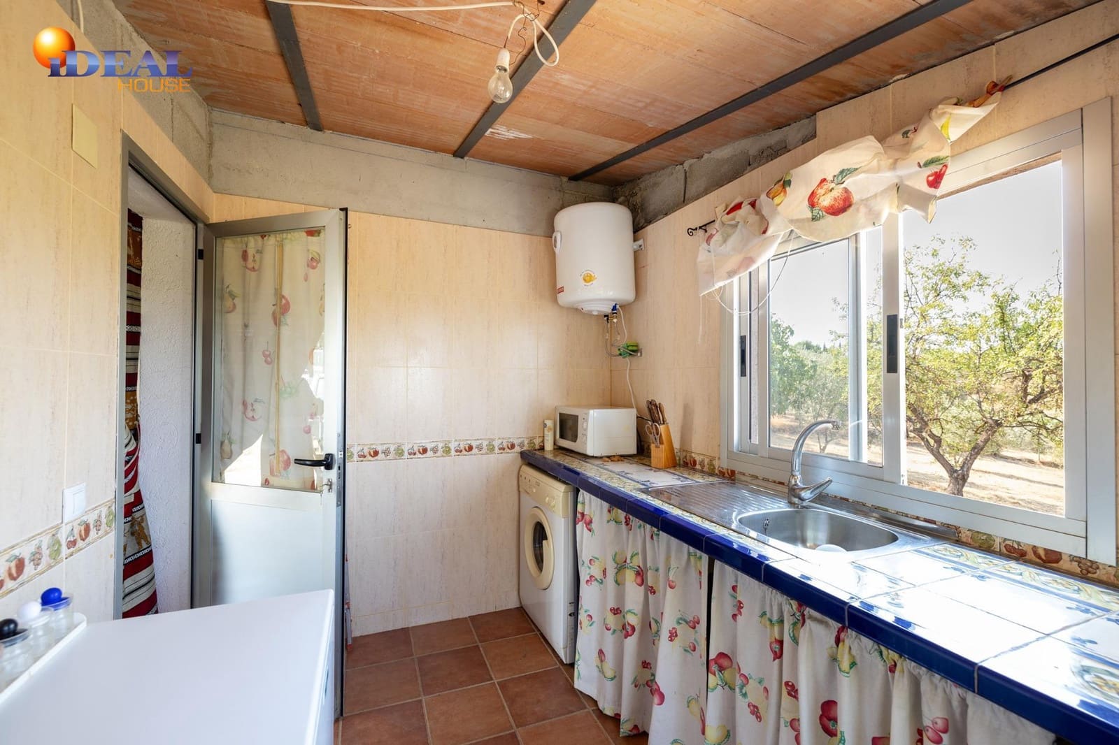 2 bedroom Finca/Country House for sale in Moraleda de Zafayona with garage - € 79,900 (Ref: 9434281)