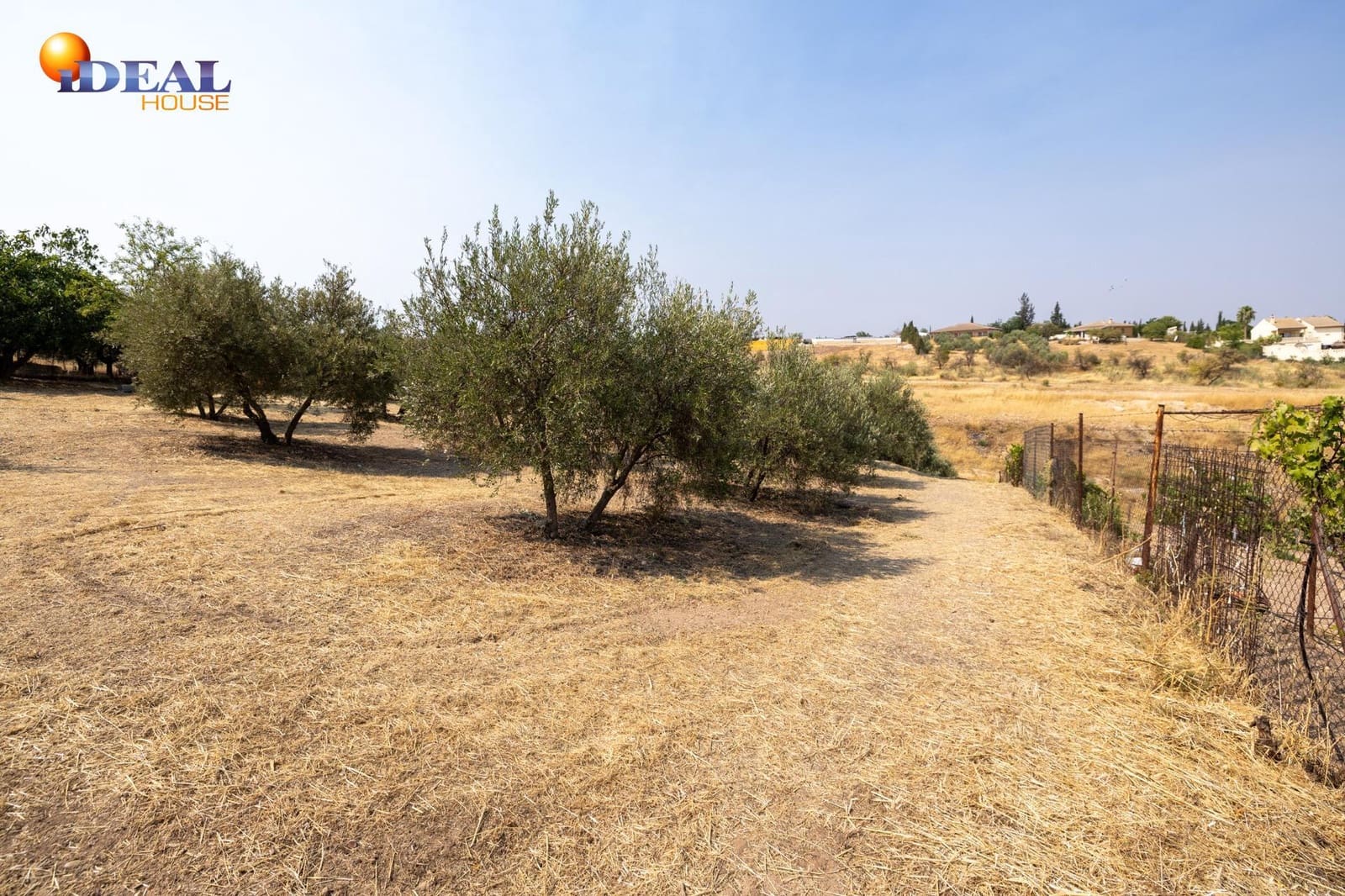 2 bedroom Finca/Country House for sale in Moraleda de Zafayona with garage - € 79,900 (Ref: 9434281)