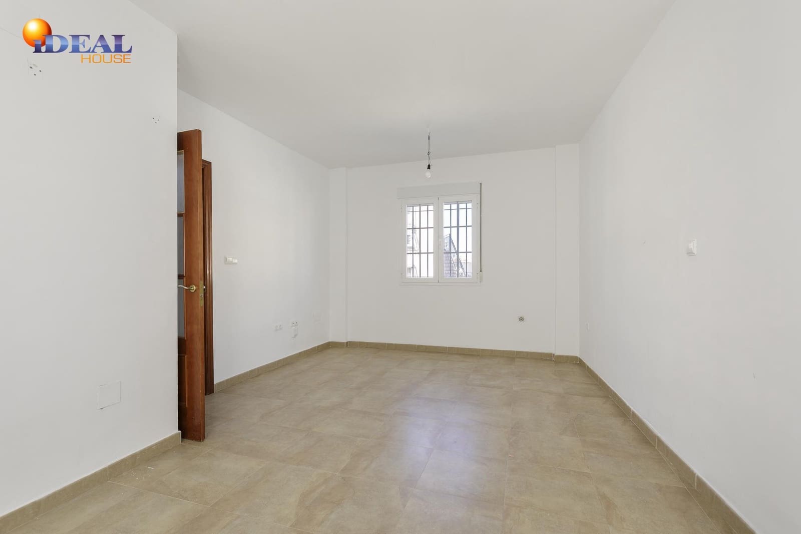 3 slaapkamer Rijtjeshuis te koop in Guevejar met garage - € 165.000 (Ref: 9434316)