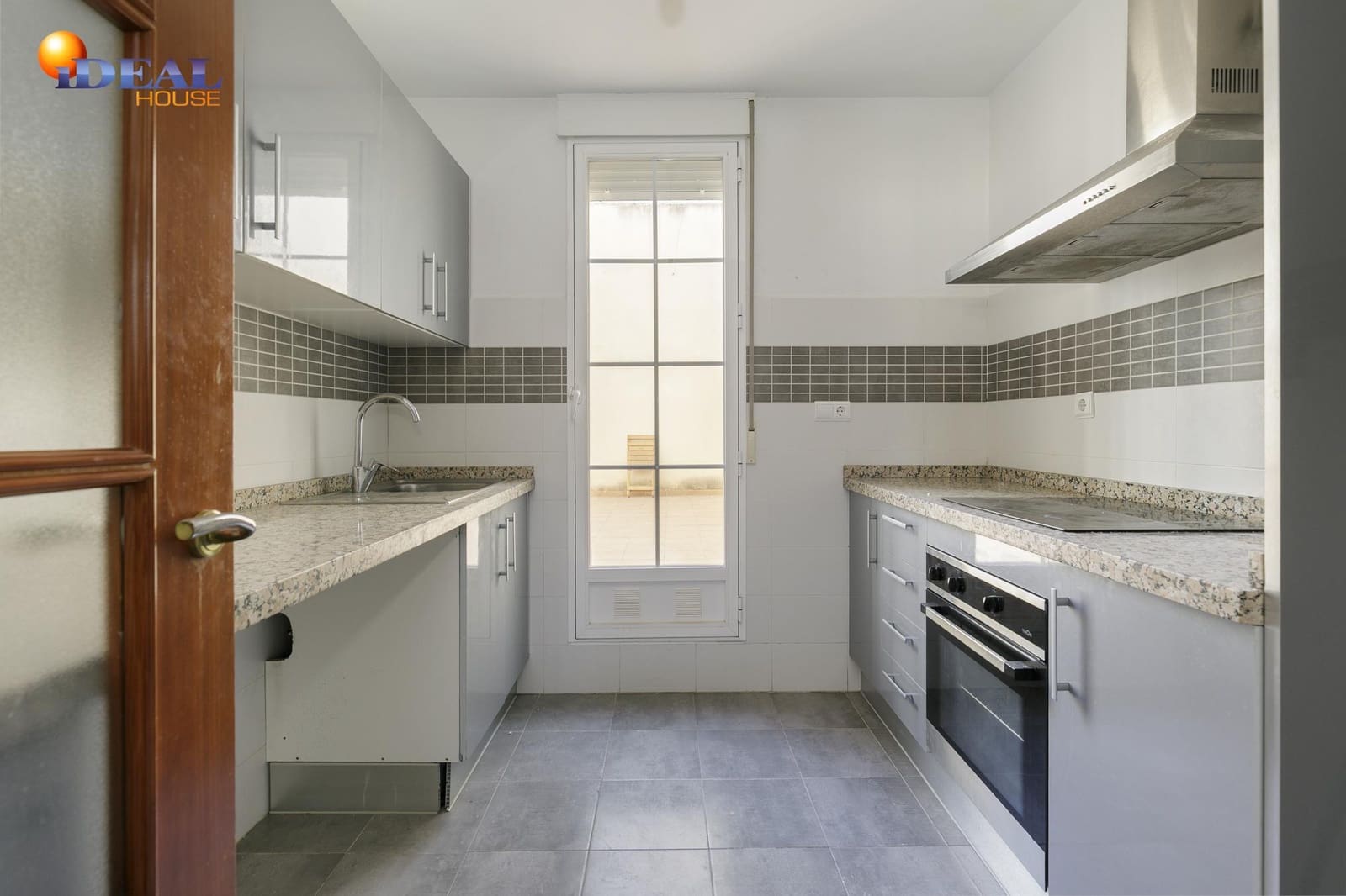 3 slaapkamer Rijtjeshuis te koop in Guevejar met garage - € 165.000 (Ref: 9434316)