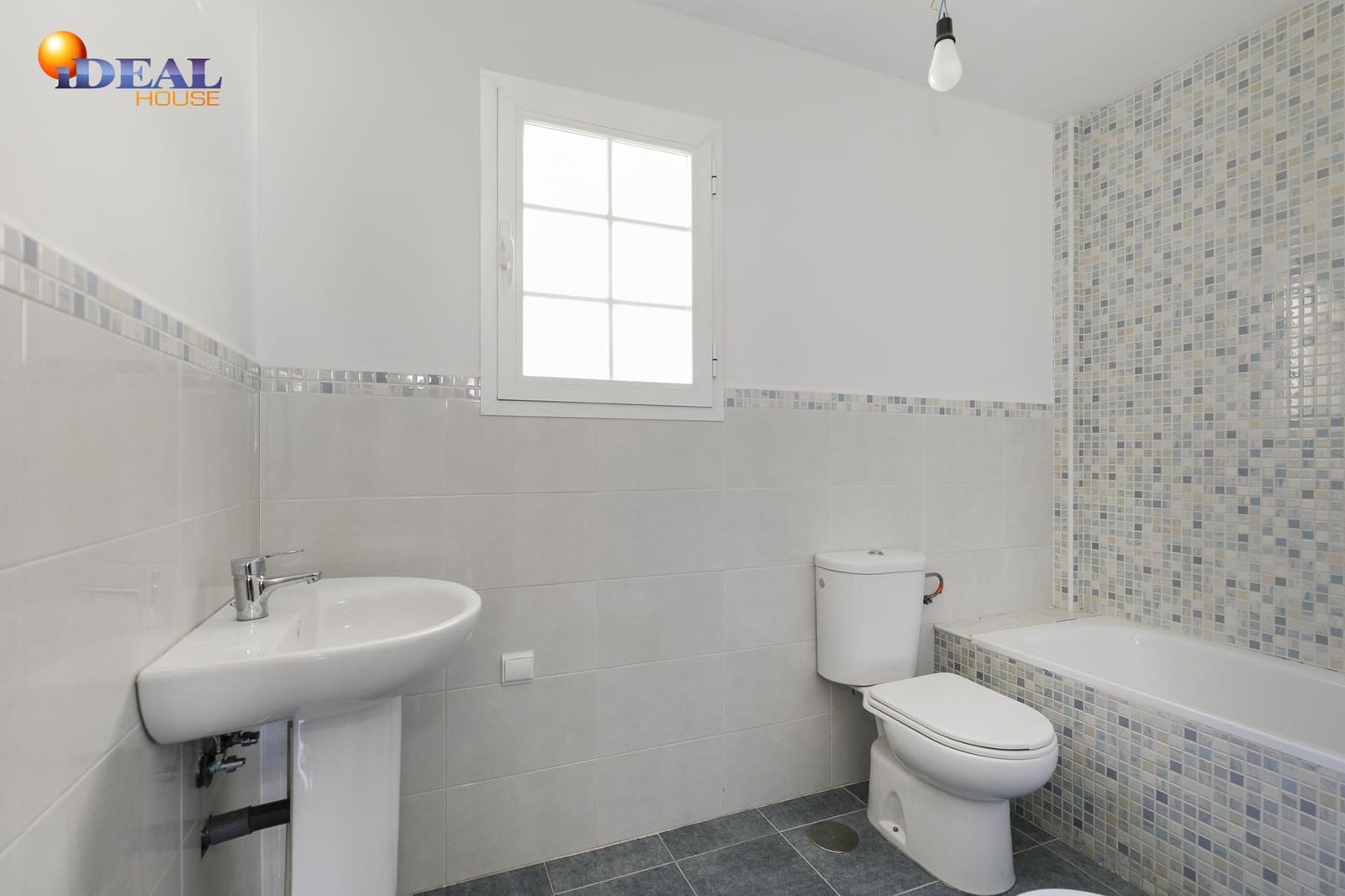 3 slaapkamer Rijtjeshuis te koop in Guevejar met garage - € 165.000 (Ref: 9434316)