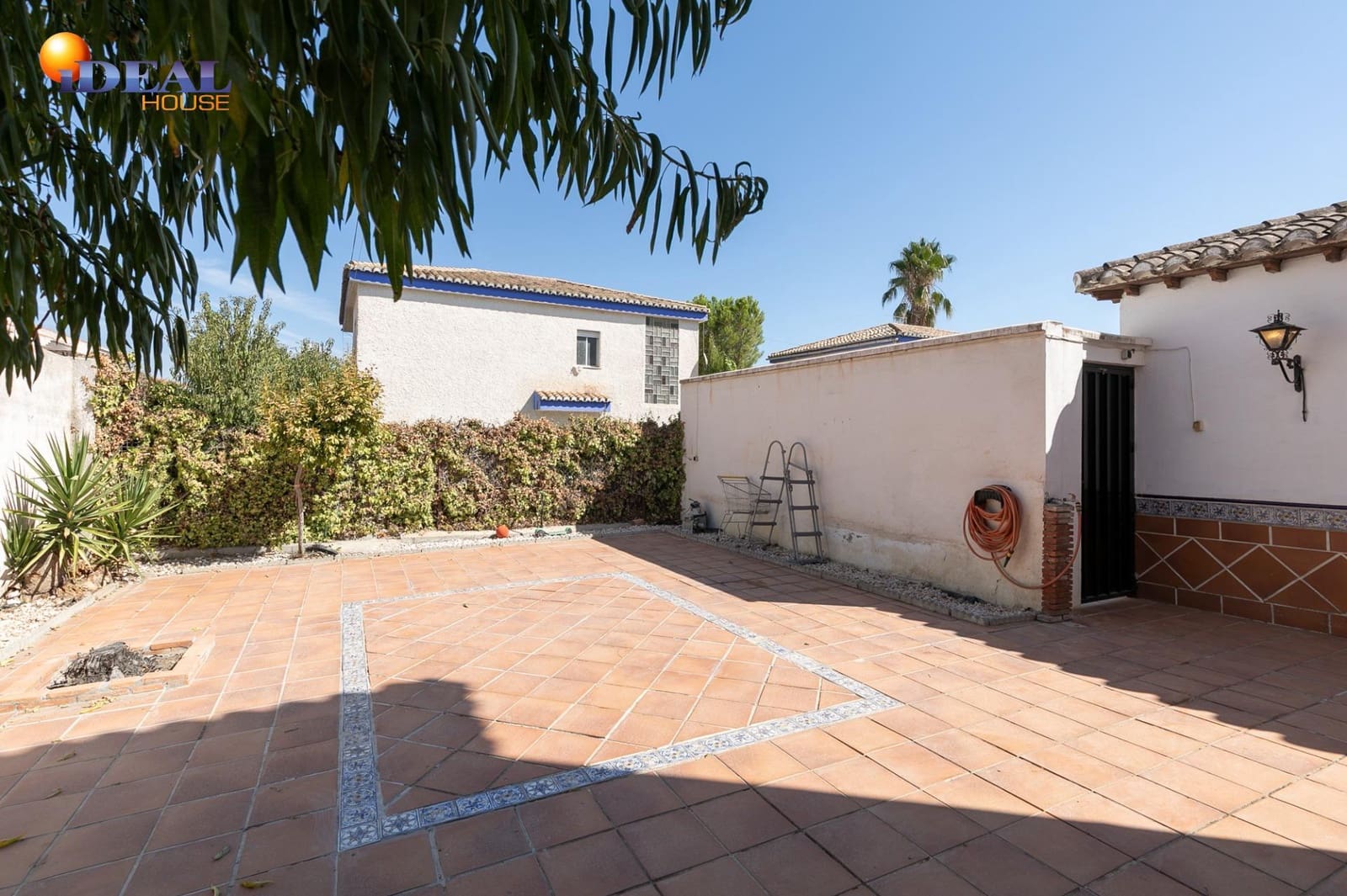 4 bedroom Villa for sale in Ogijares with pool garage - € 325,000 (Ref: 9434323)