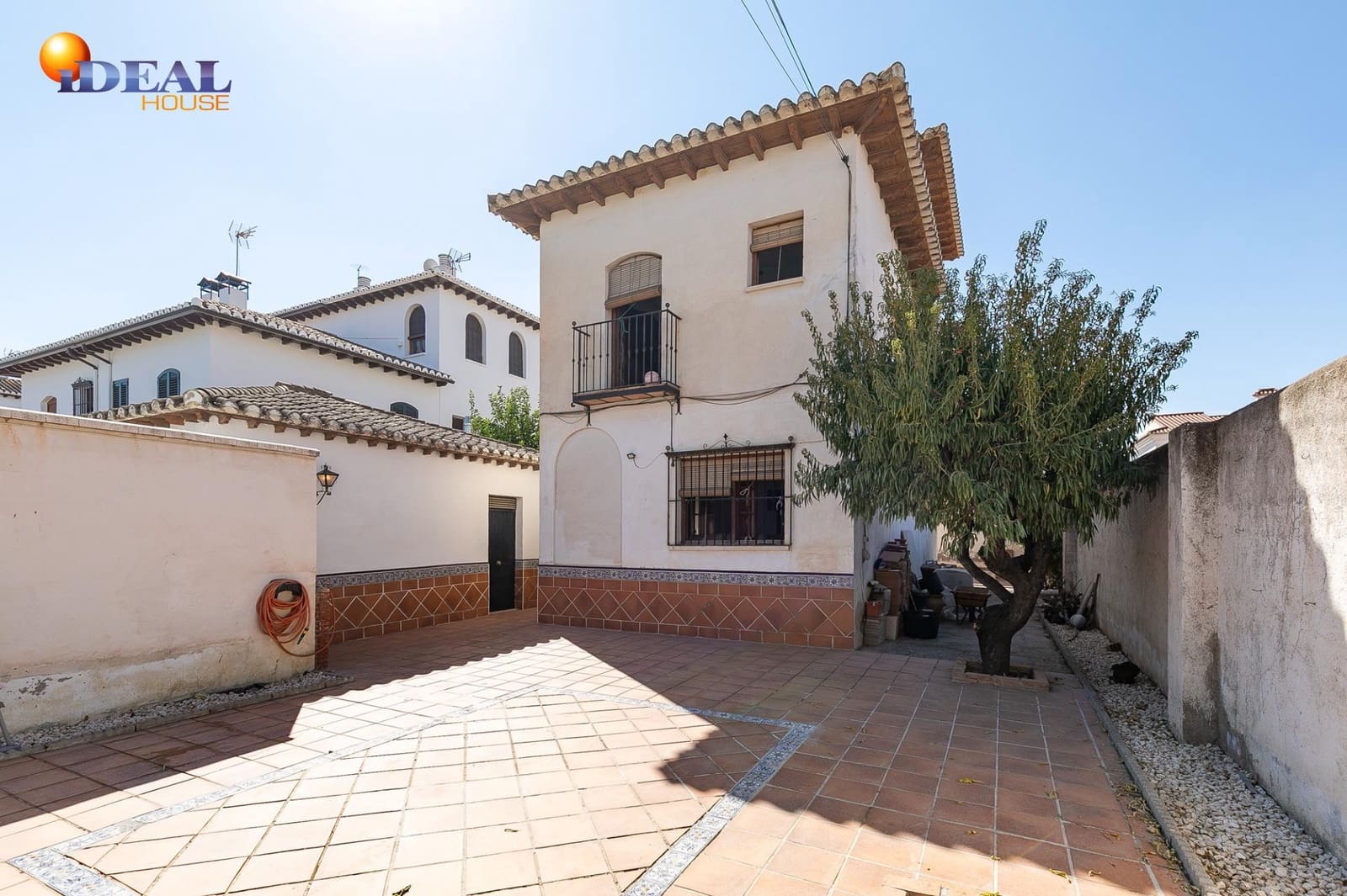 4 bedroom Villa for sale in Ogijares with pool garage - € 325,000 (Ref: 9434323)
