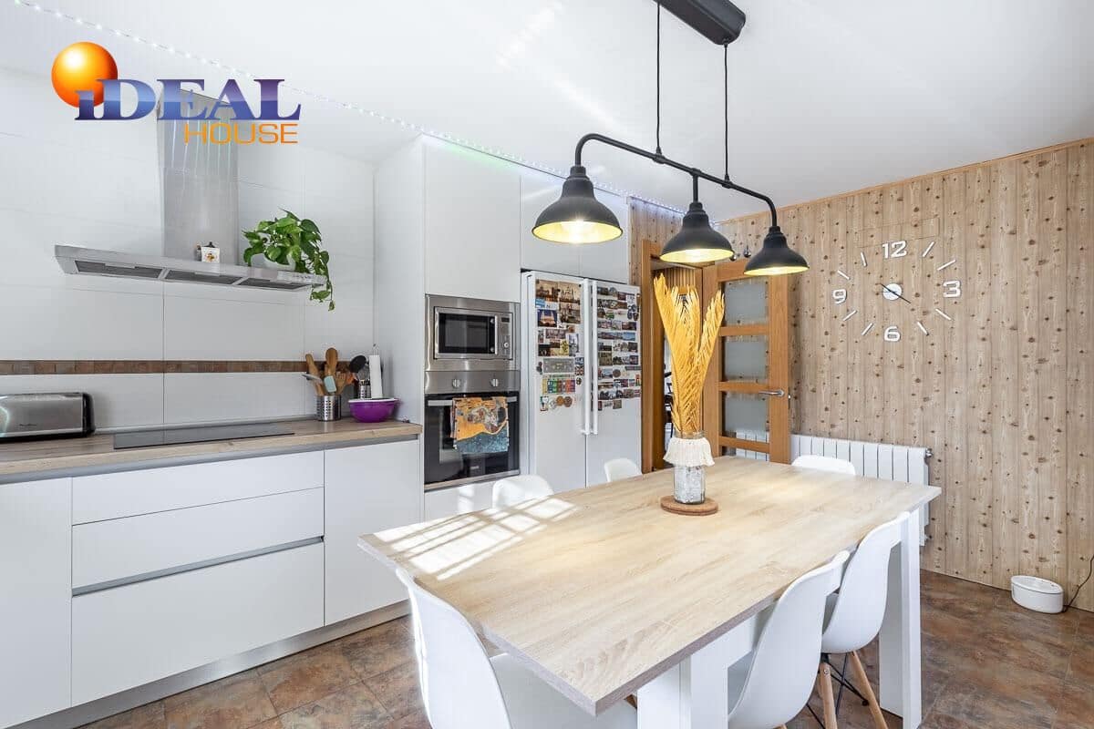 4 bedroom Villa for sale in Huetor Vega with pool - € 445,000 (Ref: 9434327)