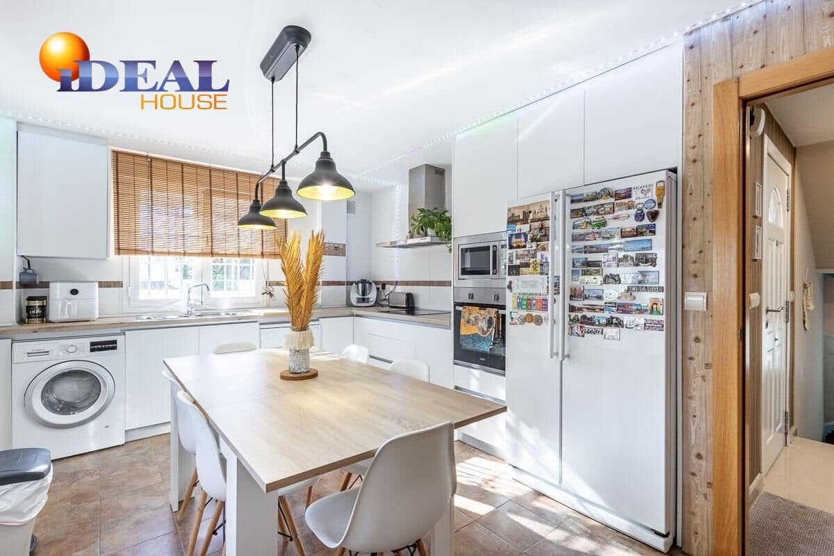 4 bedroom Villa for sale in Huetor Vega with pool - € 445,000 (Ref: 9434327)