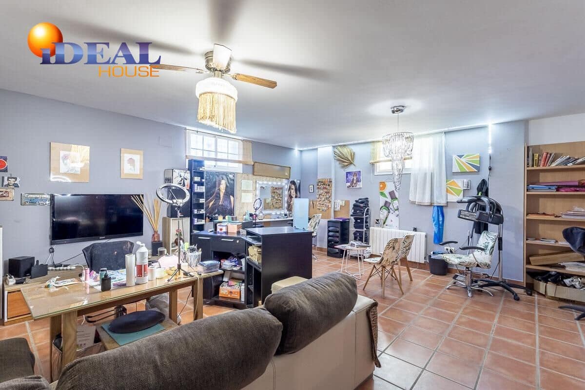 4 bedroom Villa for sale in Huetor Vega with pool - € 445,000 (Ref: 9434327)