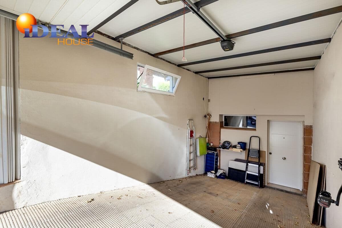 4 bedroom Villa for sale in Huetor Vega with pool - € 445,000 (Ref: 9434327)