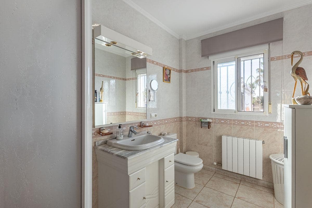 4 bedroom Villa for sale in Moraleda de Zafayona with pool garage - € 279,000 (Ref: 9434335)