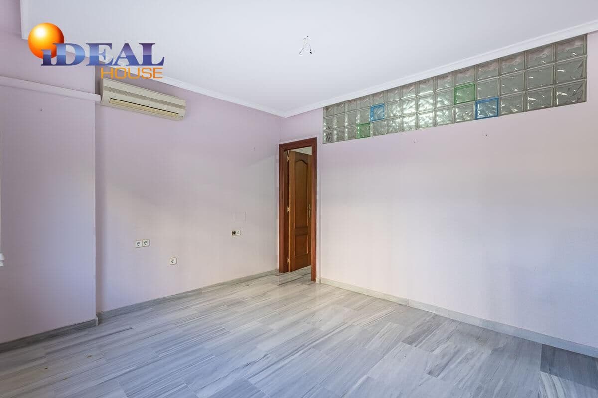 4 bedroom Flat for sale in Motril - € 260,000 (Ref: 9434337)