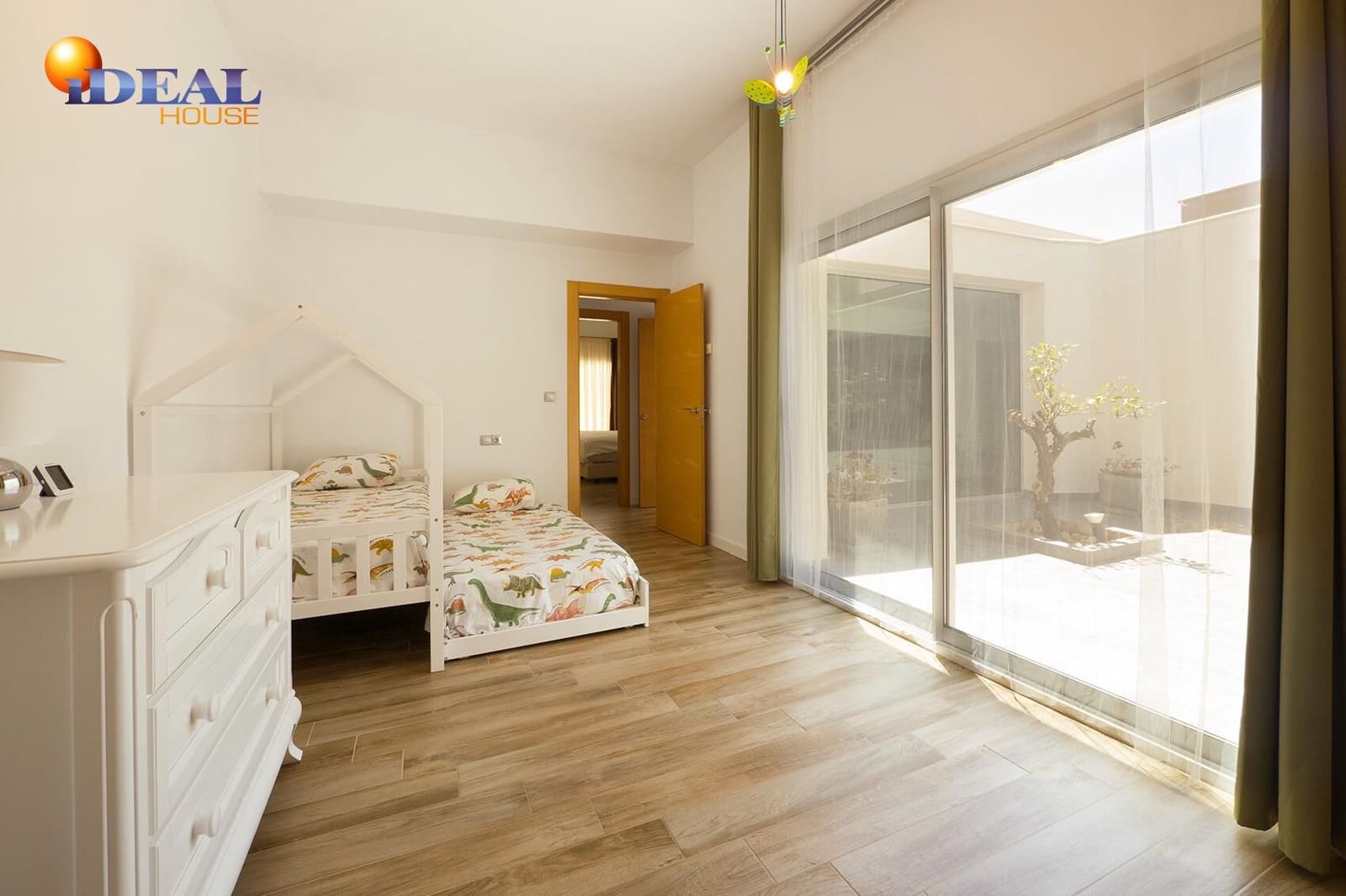 5 bedroom Villa for sale in Otura with pool garage - € 795,000 (Ref: 9434339)