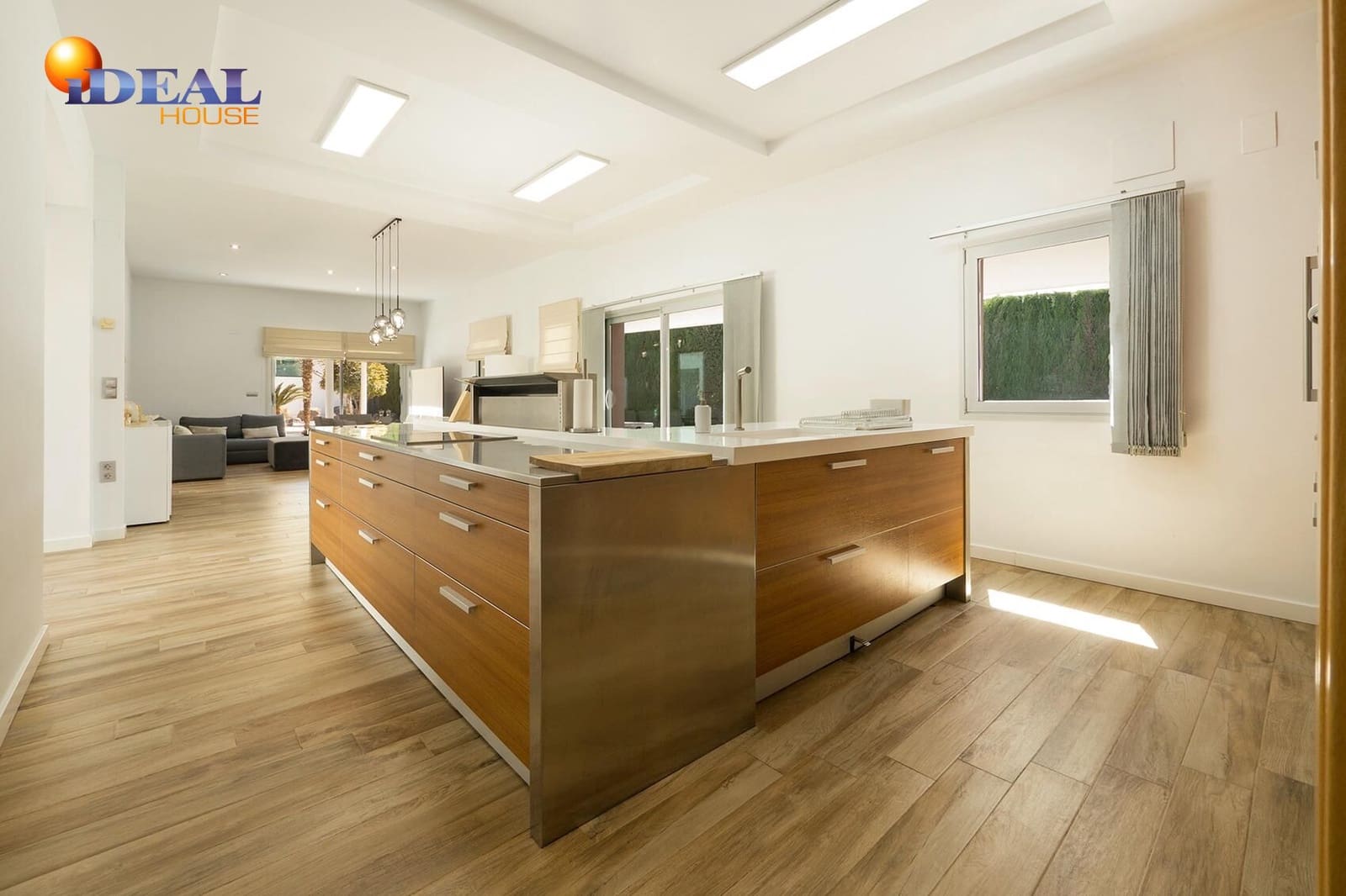 5 bedroom Villa for sale in Otura with pool garage - € 795,000 (Ref: 9434339)