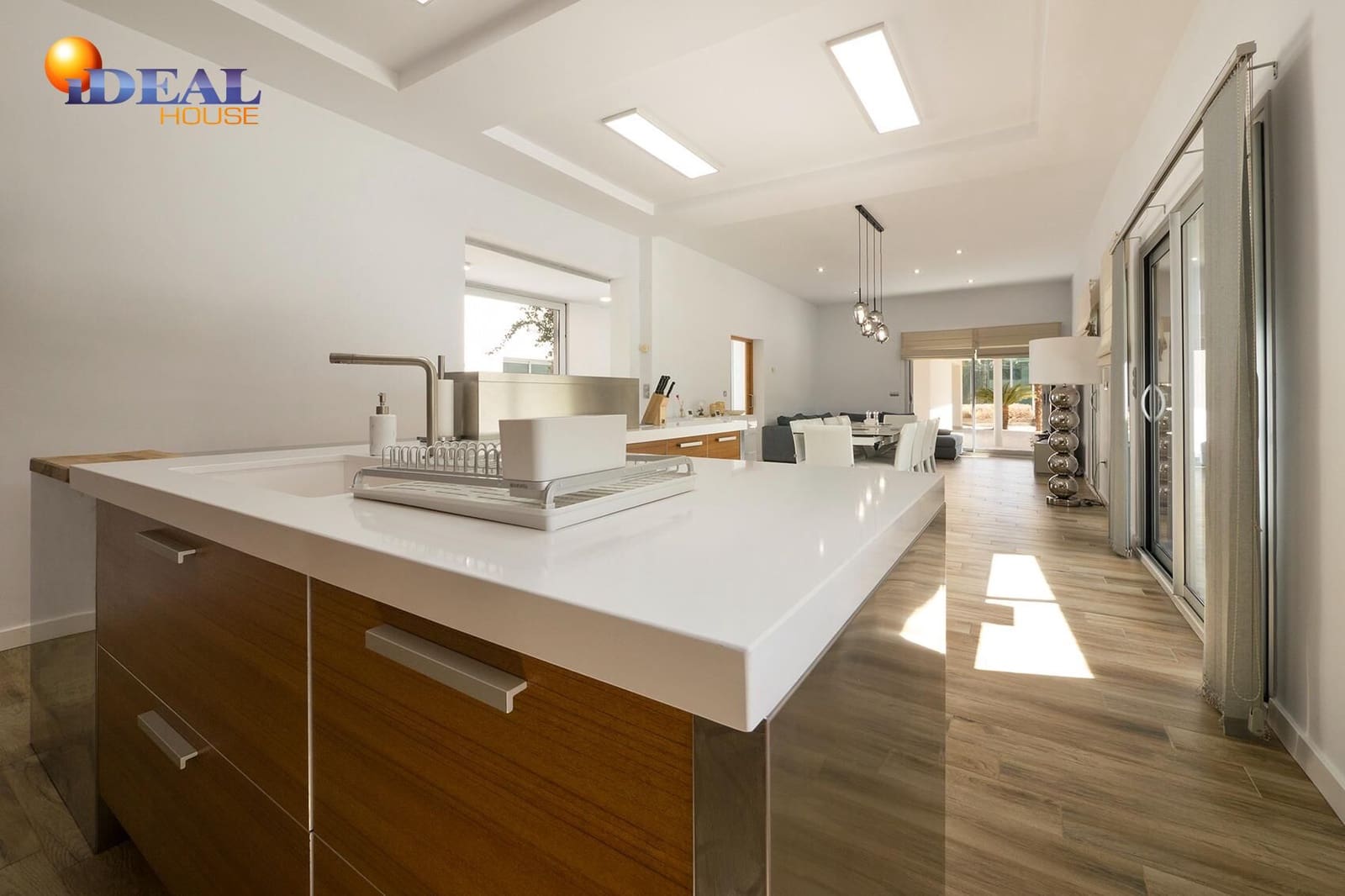 5 bedroom Villa for sale in Otura with pool garage - € 795,000 (Ref: 9434339)