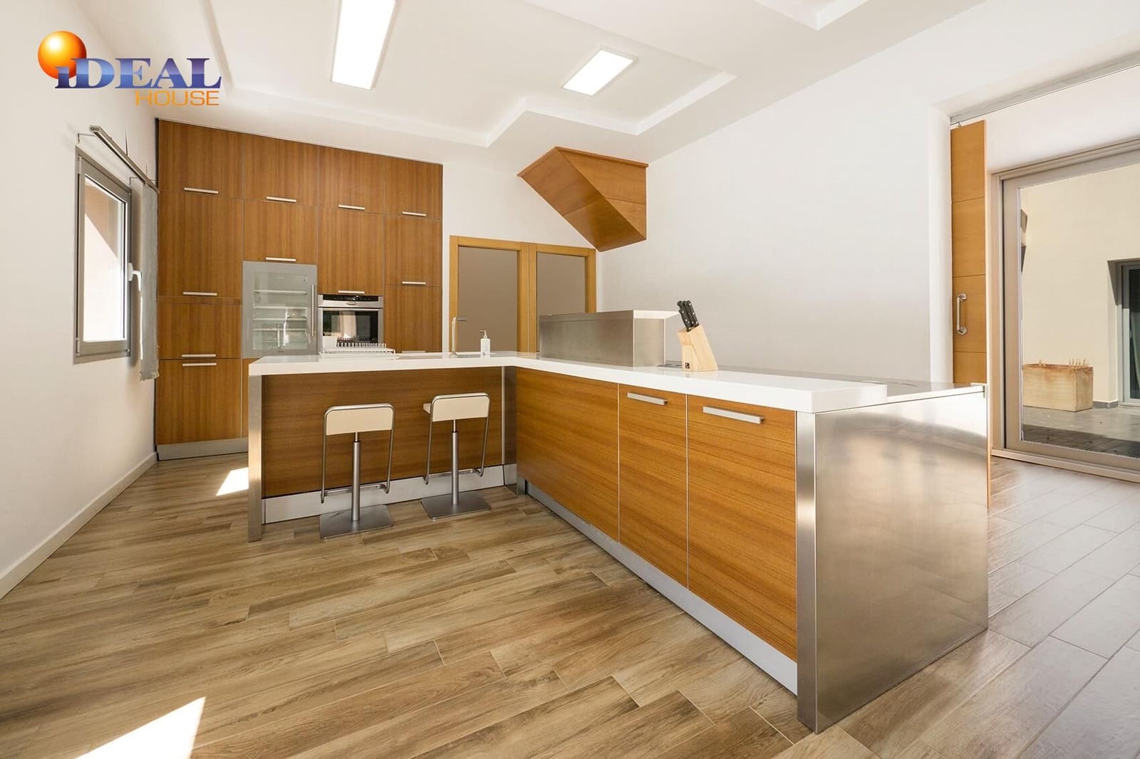 5 bedroom Villa for sale in Otura with pool garage - € 795,000 (Ref: 9434339)