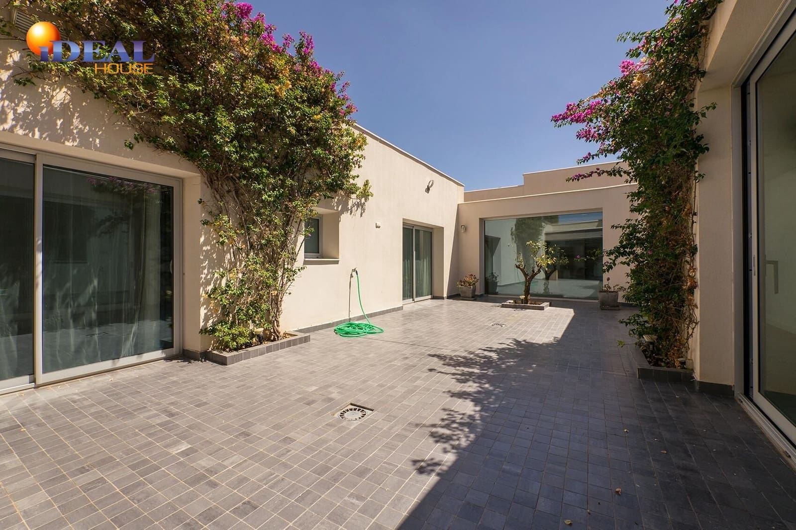 5 bedroom Villa for sale in Otura with pool garage - € 795,000 (Ref: 9434339)