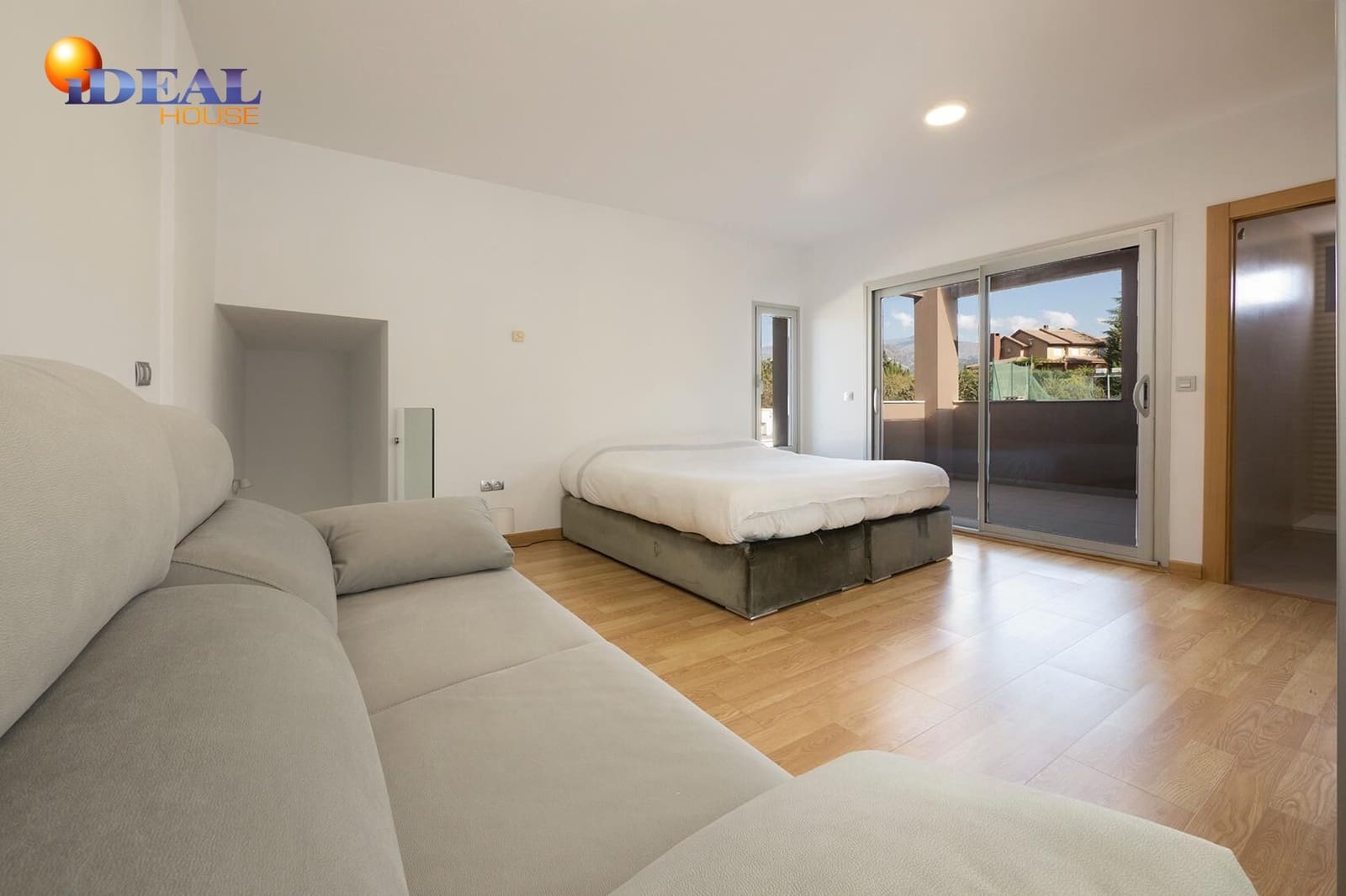 5 bedroom Villa for sale in Otura with pool garage - € 795,000 (Ref: 9434339)