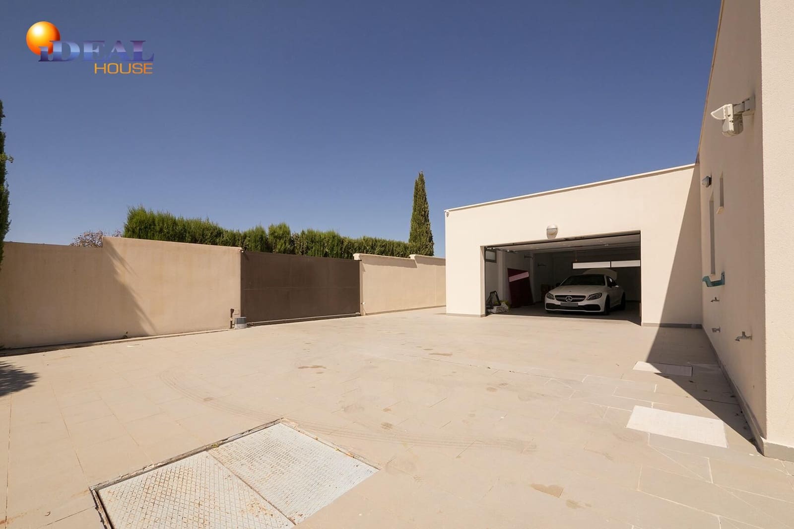 5 bedroom Villa for sale in Otura with pool garage - € 795,000 (Ref: 9434339)