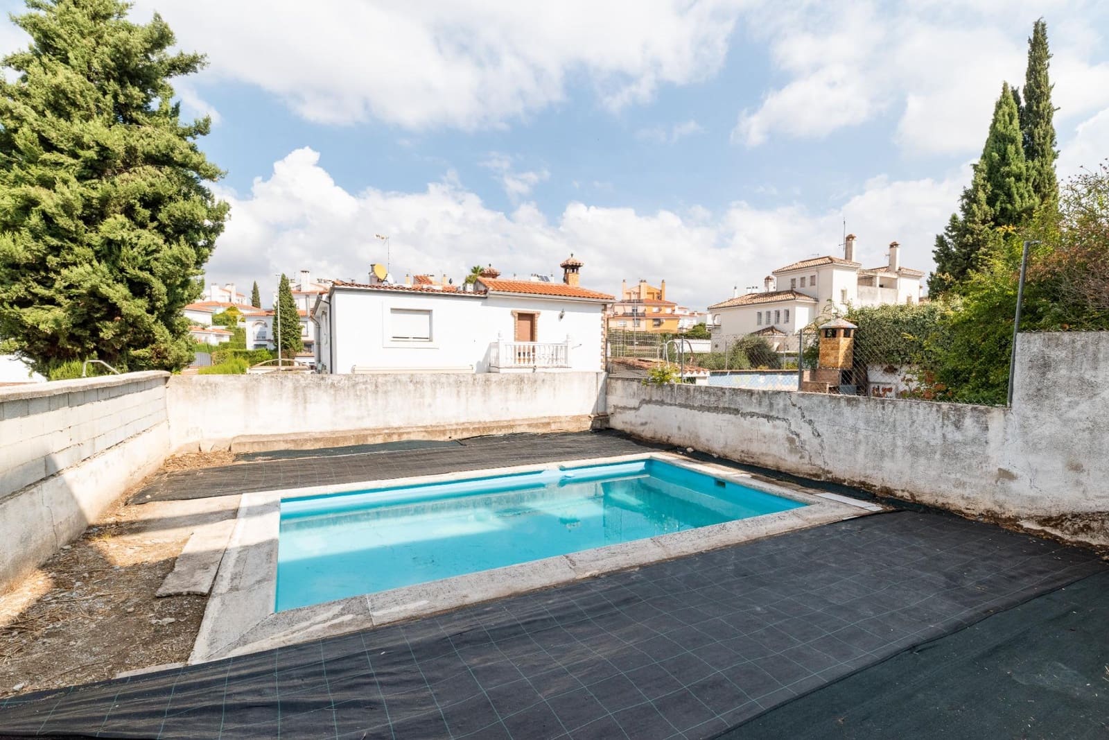 4 bedroom Villa for sale in Peligros with pool garage - € 249,900 (Ref: 9434346)