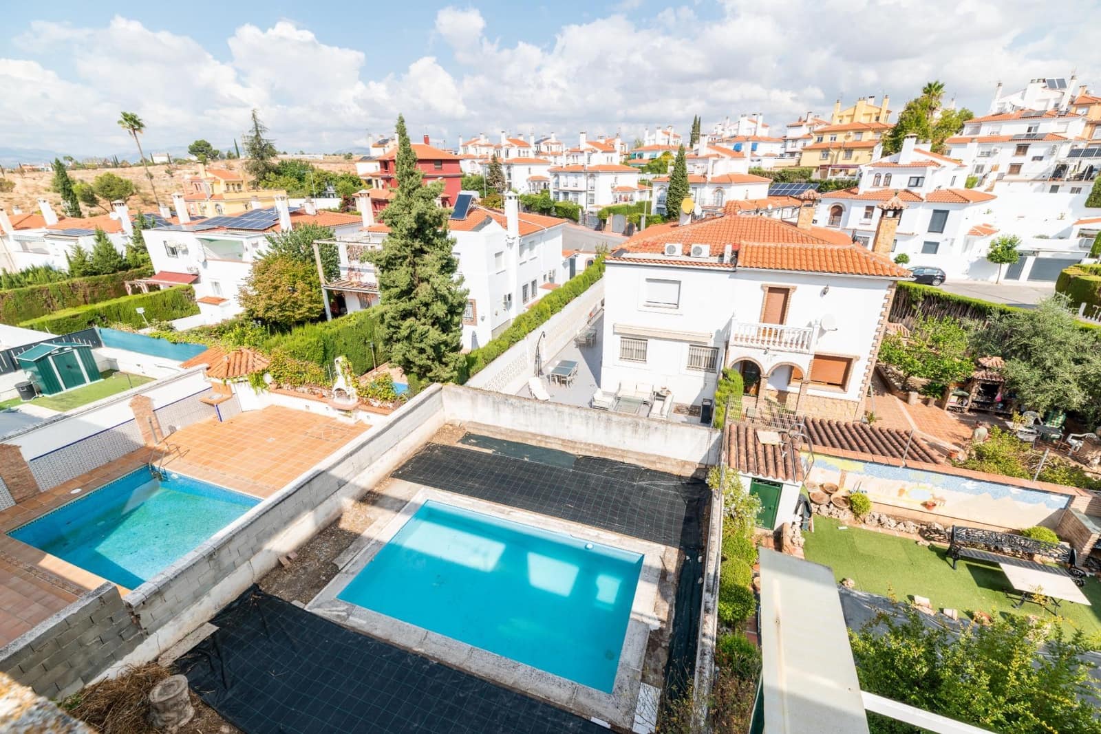 4 bedroom Villa for sale in Peligros with pool garage - € 249,900 (Ref: 9434346)