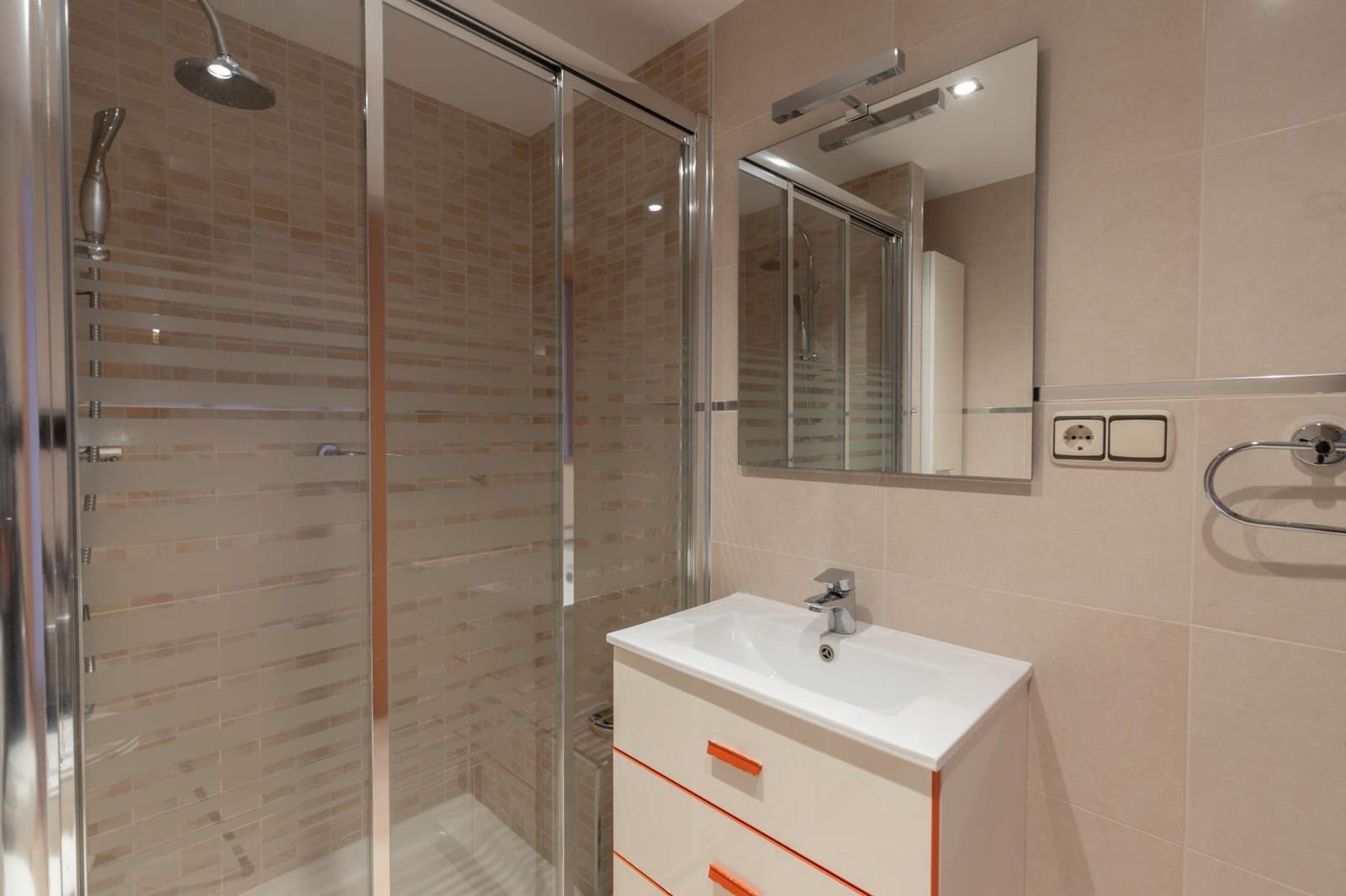 4 bedroom Terraced Villa for sale in Huetor Vega with garage - € 245,000 (Ref: 9434352)