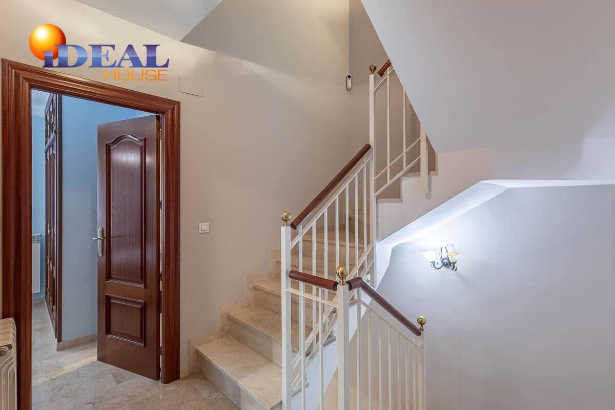 Adosado de 4 habitaciones en Granada ciudad en venta con garaje - 335.000 € (Ref: 9434353)