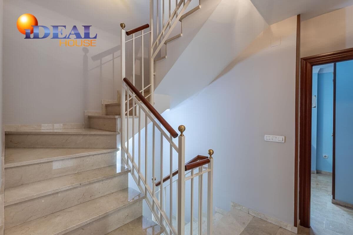 Adosado de 4 habitaciones en Granada ciudad en venta con garaje - 335.000 € (Ref: 9434353)