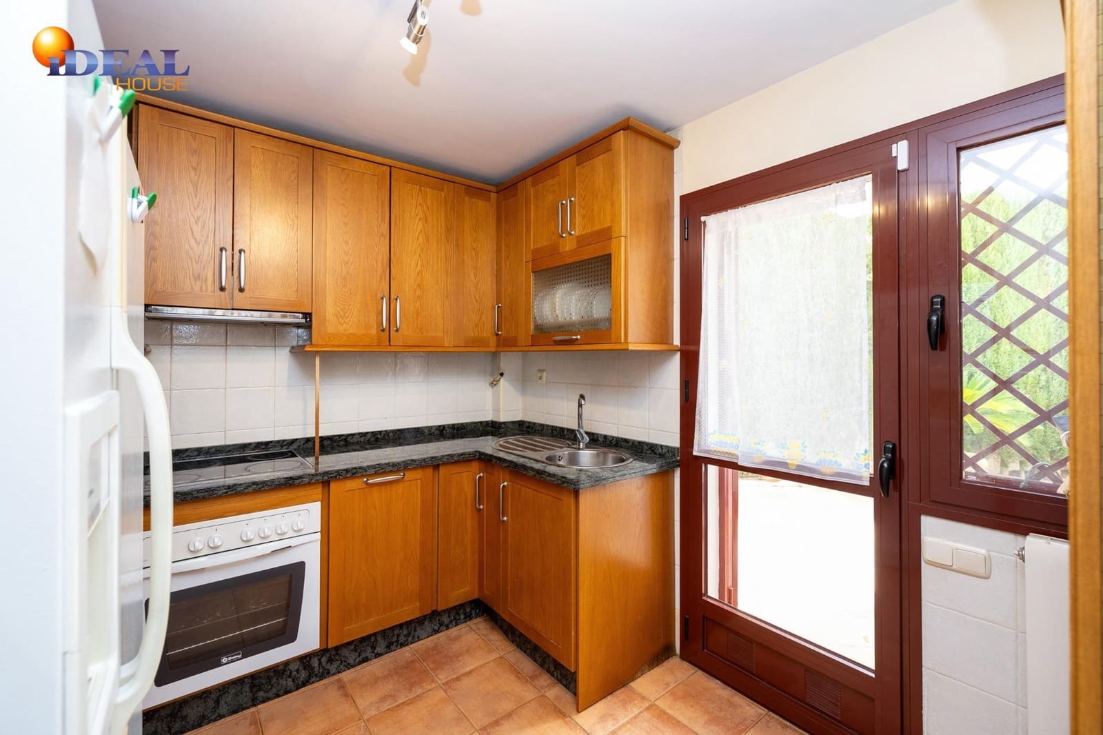 4 makuuhuone Huvila myytävänä paikassa Granada kaupunki mukana uima-altaan 
autotalli - 450 000 € (Ref: 9434359)