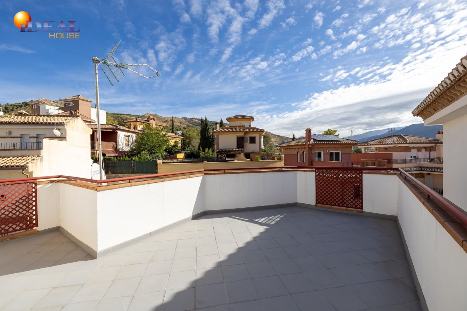 4 makuuhuone Huvila myytävänä paikassa Granada kaupunki mukana uima-altaan 
autotalli - 450 000 € (Ref: 9434359)