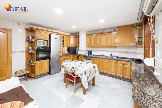 7 makuuhuone Huvila myytävänä paikassa Maracena mukana 
autotalli - 520 000 € (Ref: 9434360)