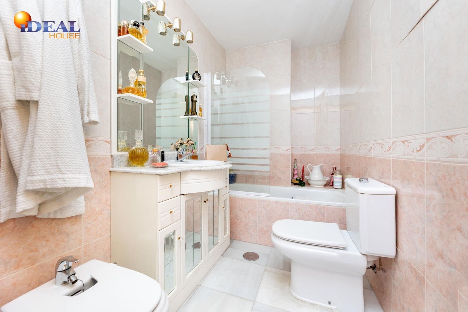 7 makuuhuone Huvila myytävänä paikassa Maracena mukana 
autotalli - 520 000 € (Ref: 9434360)