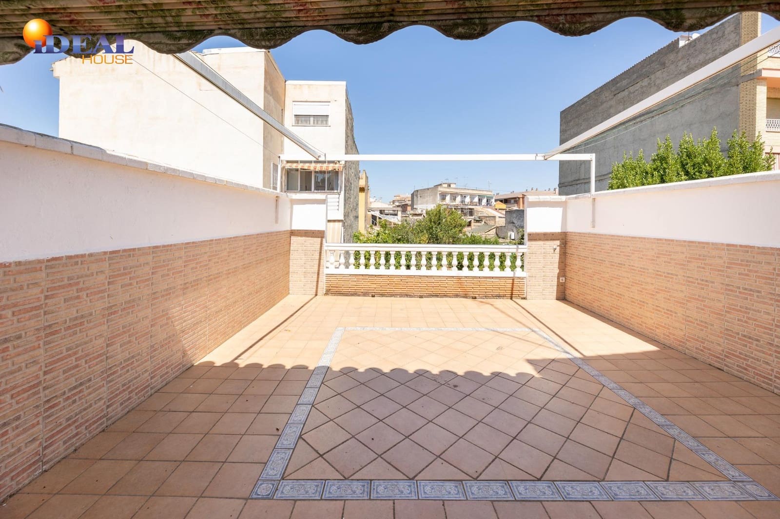 7 makuuhuone Huvila myytävänä paikassa Maracena mukana 
autotalli - 520 000 € (Ref: 9434360)