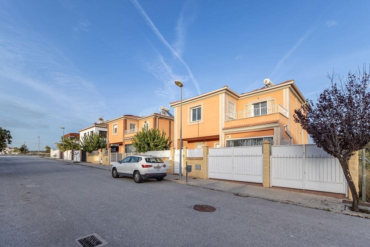 4 soverom Villa til salgs i Atarfe med svømmebasseng garasje - € 329 000 (Ref: 9434367)