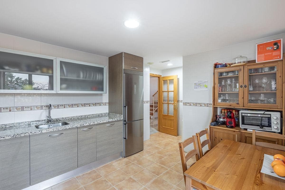 4 soverom Villa til salgs i Atarfe med svømmebasseng garasje - € 329 000 (Ref: 9434367)