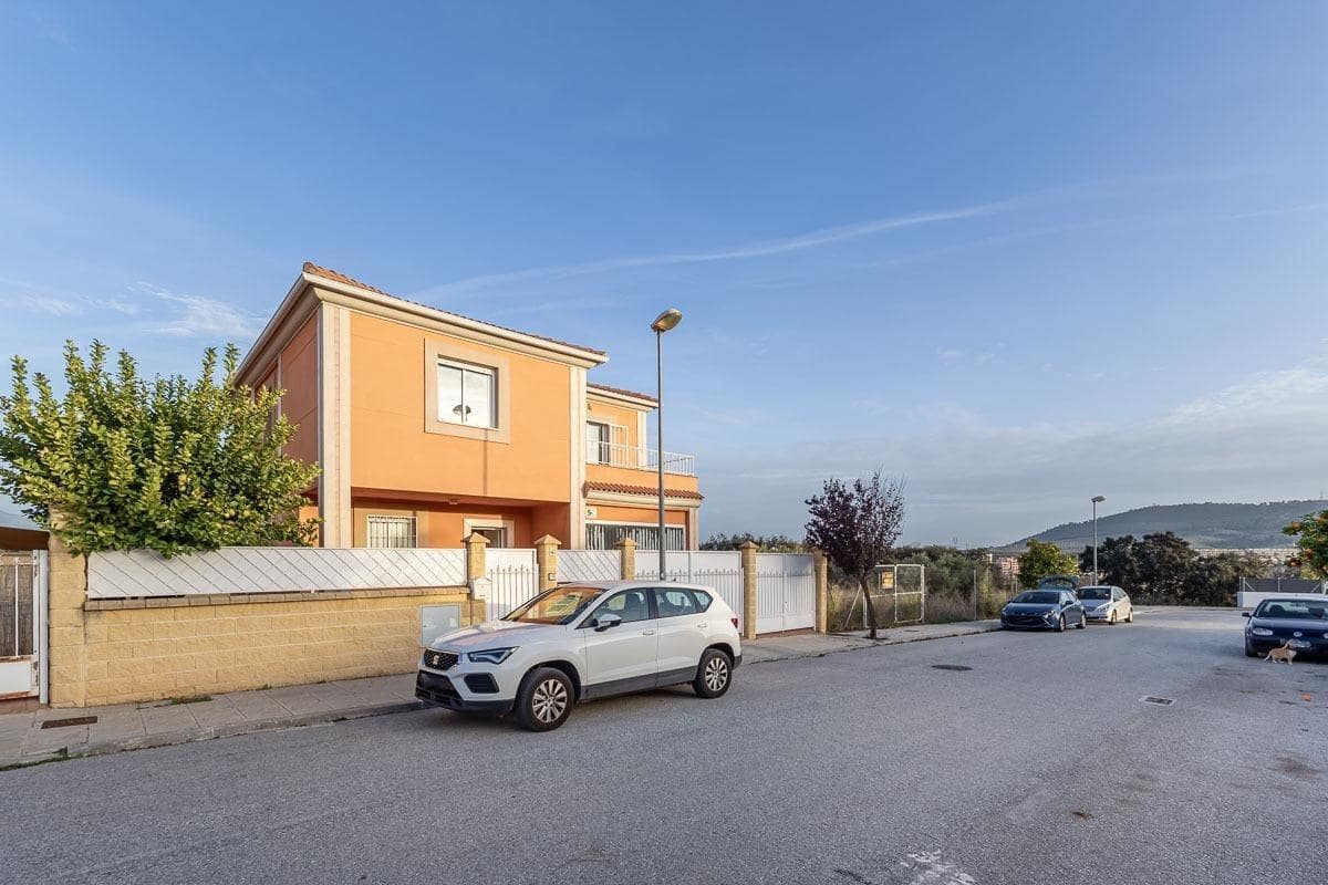 4 soverom Villa til salgs i Atarfe med svømmebasseng garasje - € 329 000 (Ref: 9434367)