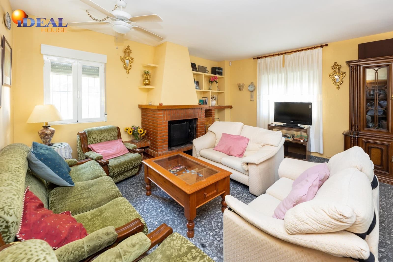 4 bedroom Villa for sale in Dilar with pool garage - € 349,900 (Ref: 9434368)