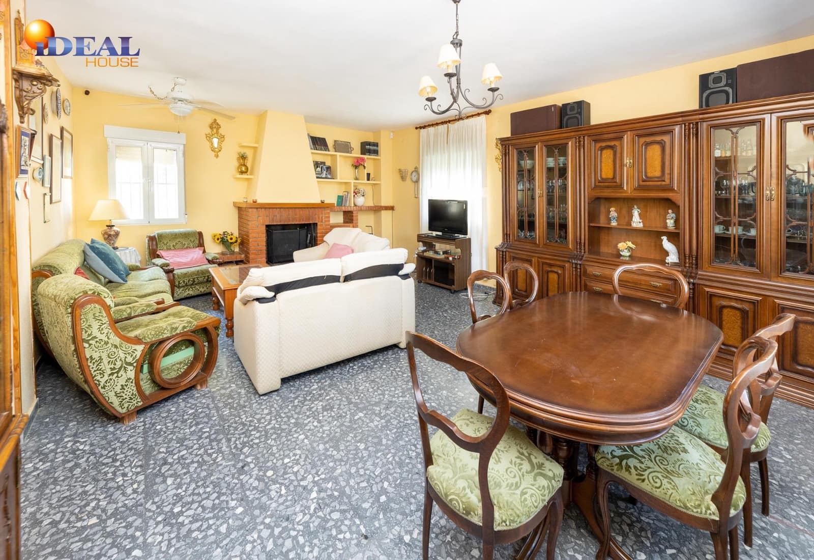 4 bedroom Villa for sale in Dilar with pool garage - € 349,900 (Ref: 9434368)