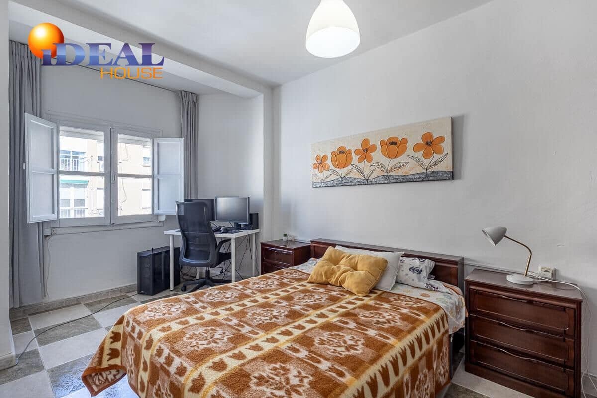 3 bedroom Flat for sale in Granada city - € 250,000 (Ref: 9434371)