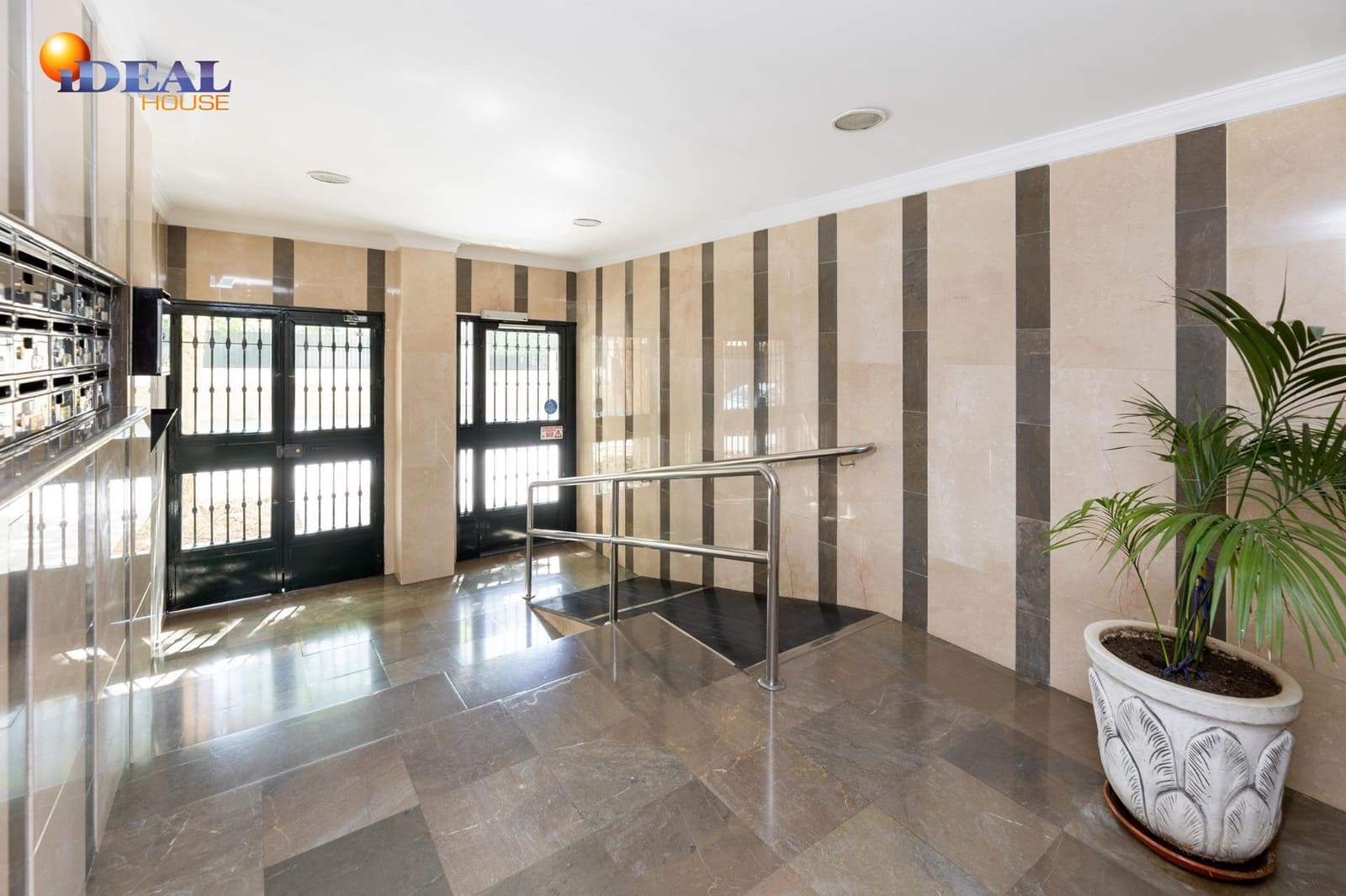 Piso de 3 habitaciones en Granada ciudad en venta - 190.000 € (Ref: 9434376)