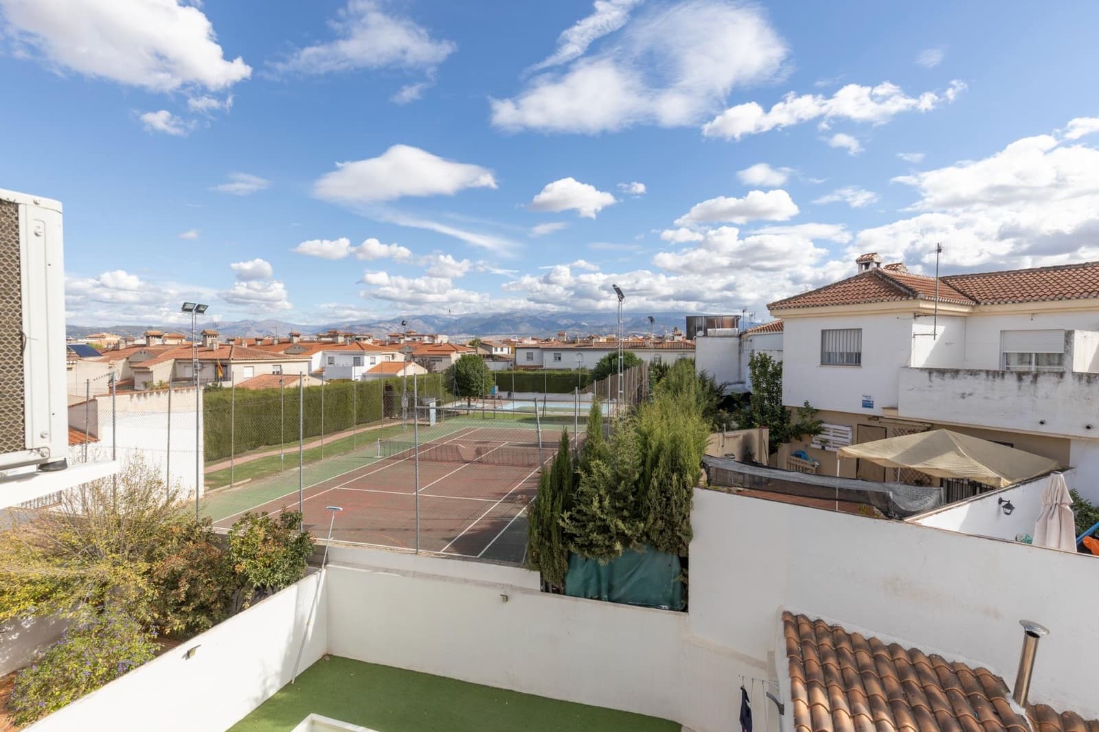 4 quarto Casa em Banda para venda em Las Gabias com piscina garagem - 290 000 € (Ref: 9434379)