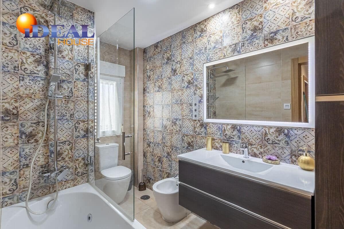 3 bedroom Flat for sale in Granada city with garage - € 395,000 (Ref: 9434388)