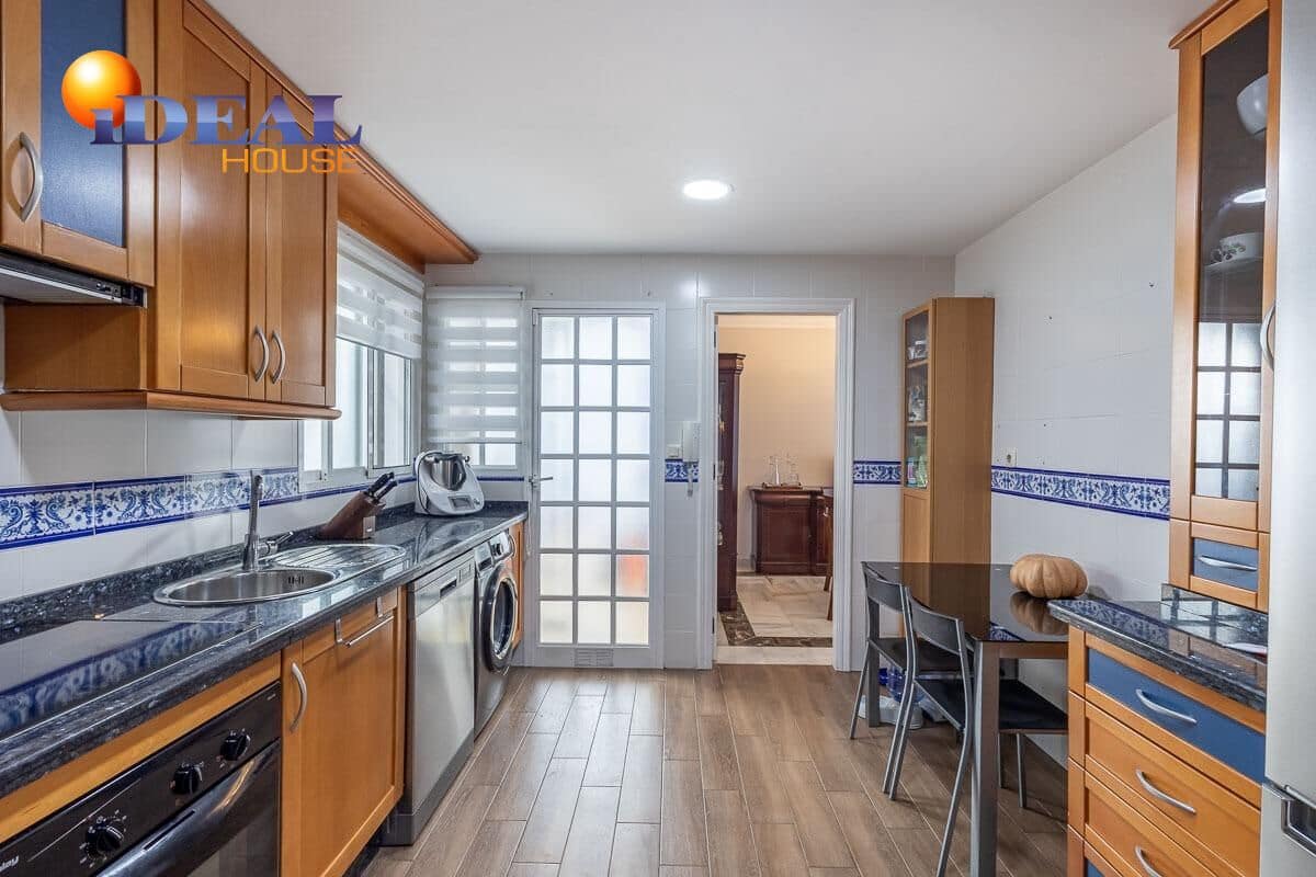 3 sovrum Radhus till salu i Motril med garage - 460 000 € (Ref: 9434394)