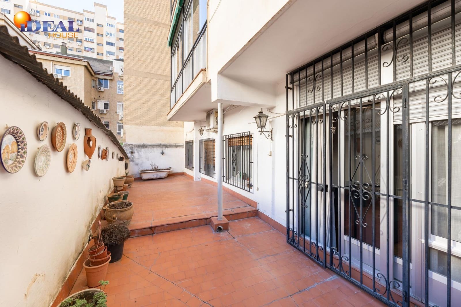 4 bedroom Flat for sale in Granada city - € 299,000 (Ref: 9434405)