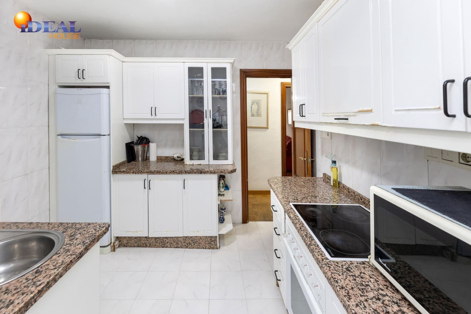 4 bedroom Flat for sale in Granada city - € 299,000 (Ref: 9434405)